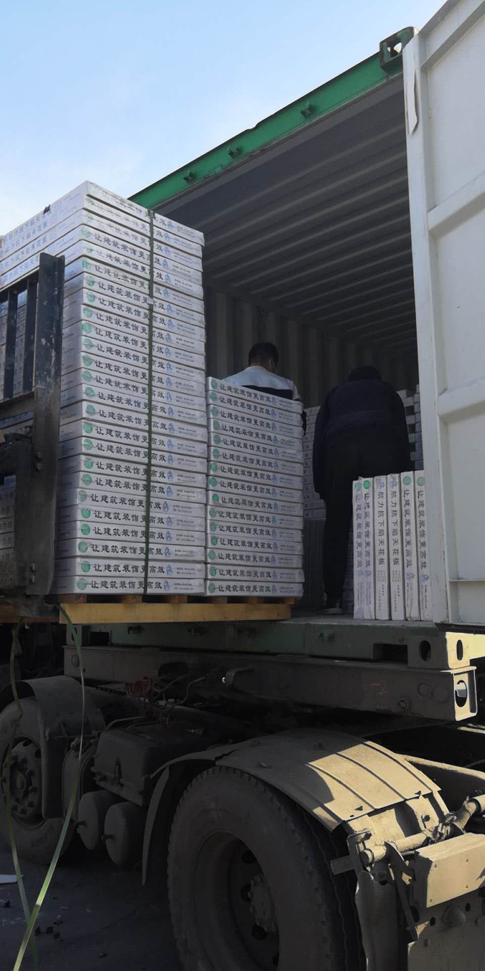 人工搬運(yùn)無石棉硅酸鈣天花板